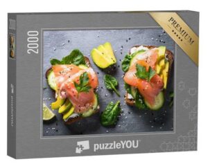 puzzleYOU Puzzle Offenes Sandwich mit Lachs, Spinat und Avocado, 2000 Puzzleteile, puzzleYOU-Kollektionen Essen und Trinken