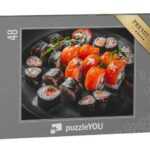 puzzleYOU Puzzle Sushi-Rolle mit Lachs, Avocado, Gurke, Reis, 48 Puzzleteile, puzzleYOU-Kollektionen Sushi, Asiatisches Essen